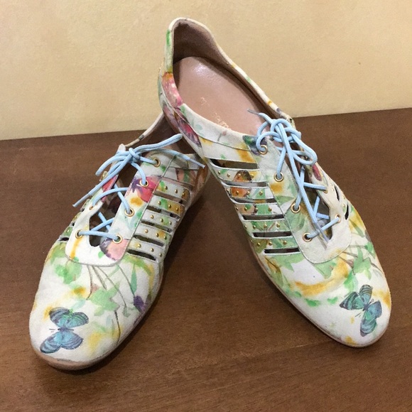 Women's Size 9 Stuart Weitzman, Mr Seymour, Cut Out Butterfly Floral Sneaker - Picture 3 of 9